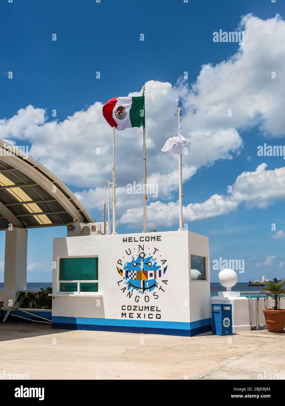 Cozumel, México - 24 de abril de 2019: Bienvenidos a cozumel texto de la  bandera invitación con escudo marino pintado en la pared exterior y  banderas blancas texturizadas Fotografía de stock - Alamy