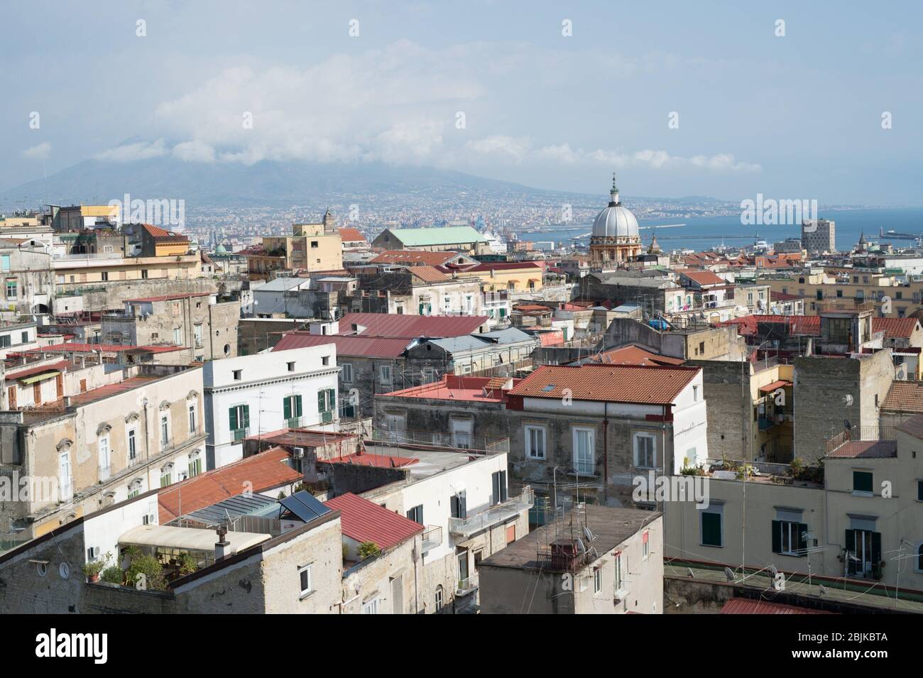 Vista de Nápoles abandonado en tiempo cronavirus. Foto de stock