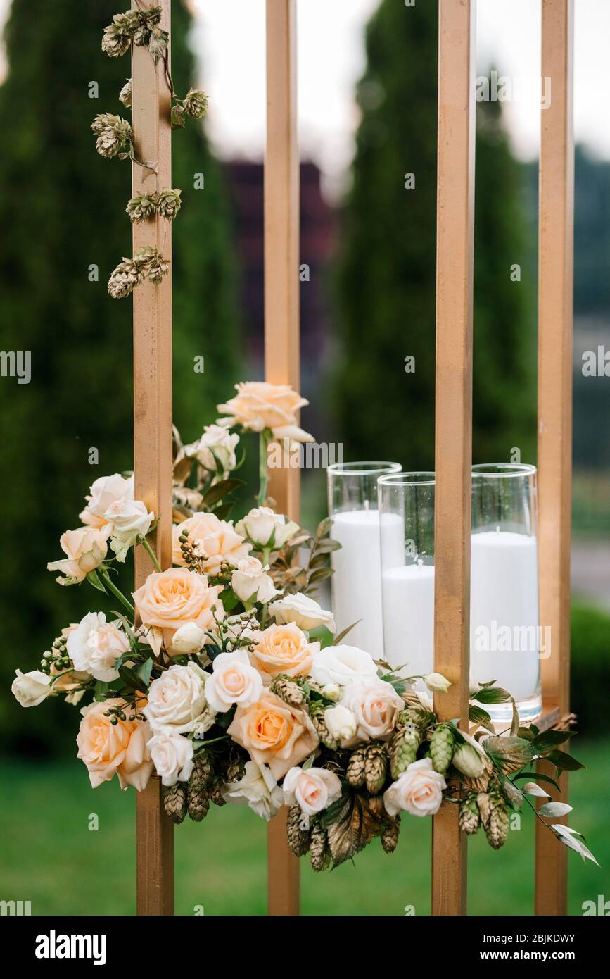 elegantes decoraciones de boda hechas de flores naturales y elementos  verdes Fotografía de stock - Alamy