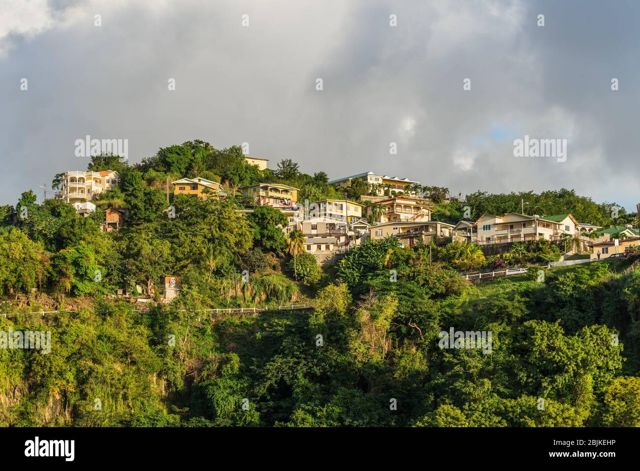 Vista con muchas casas en la colina en Kingstown, San Vicente y las Granadinas. Foto de stock