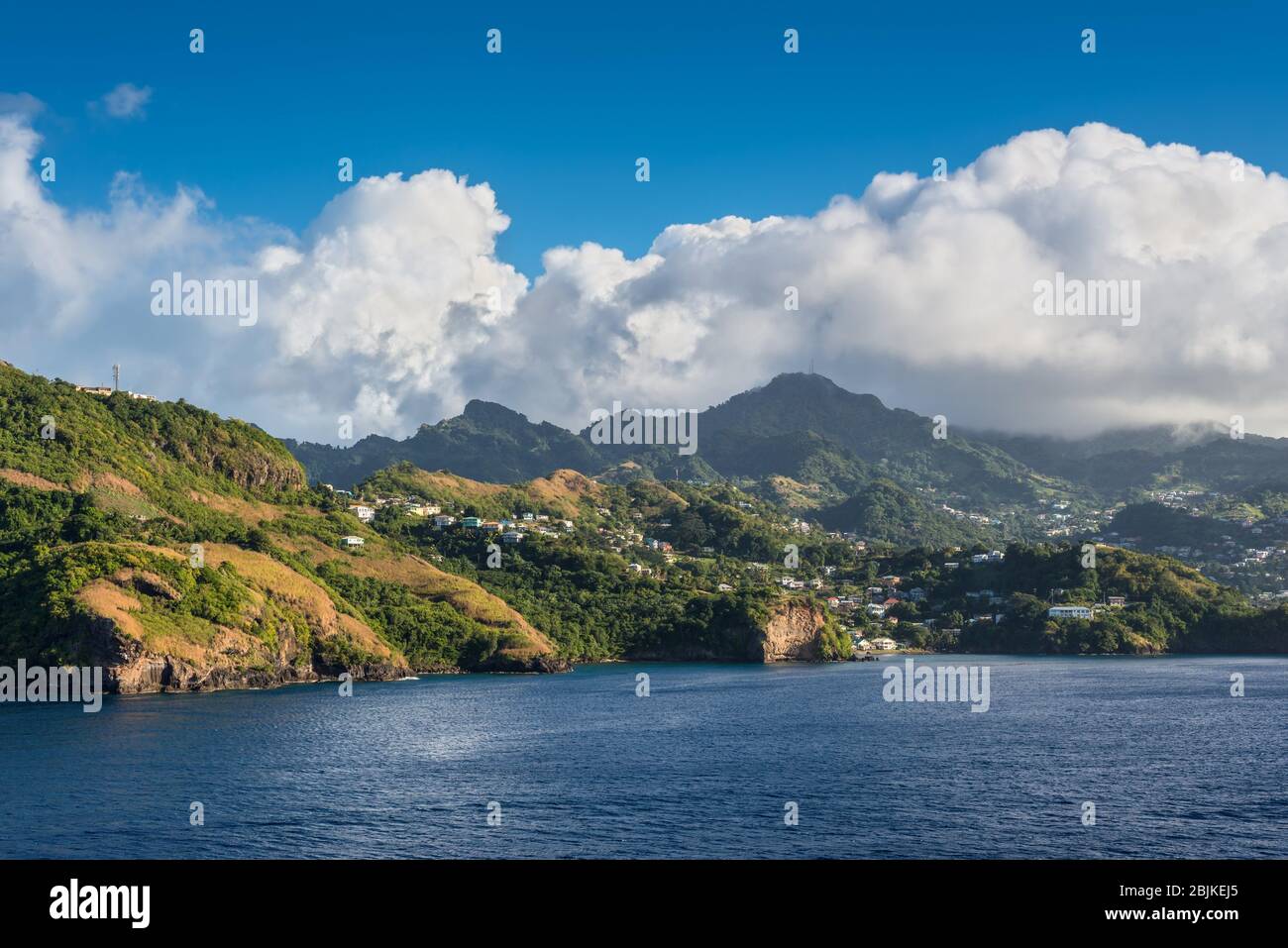 Vista de la costa con muchas casas en la colina en Clare Valley, Kingstown, la isla de San Vicente, San Vicente y las Granadinas. Foto de stock