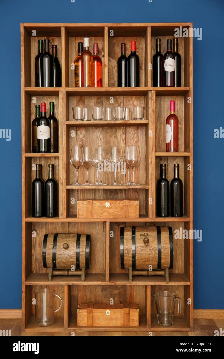 en los estantes de madera del interior de la habitación hay vasos con  textura y vasos de cristal naranja brillante idénticos y elegantes para  bebidas Fotografía de stock - Alamy