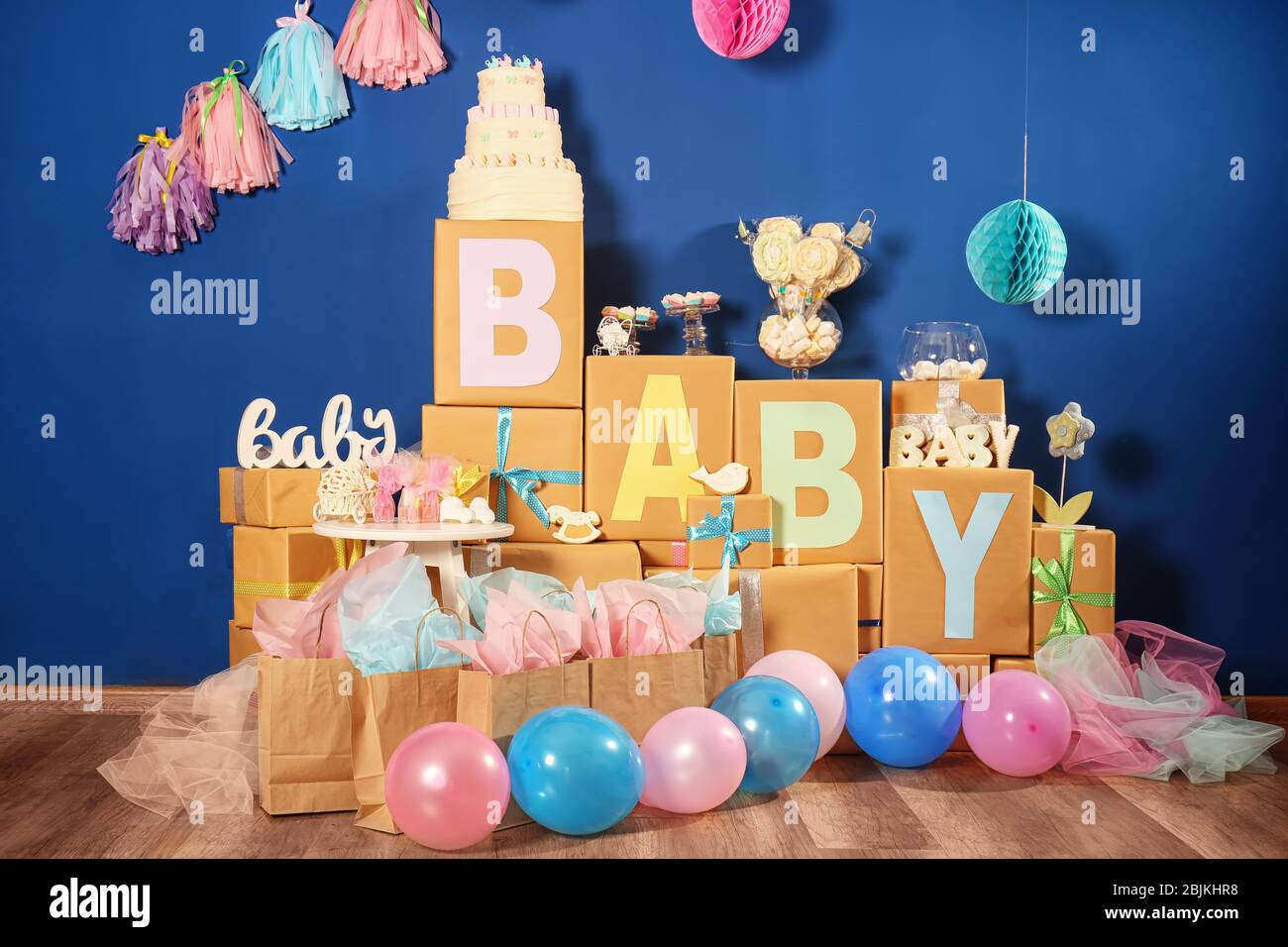 Regalos y decoraciones para fiestas de baby shower en interiores.