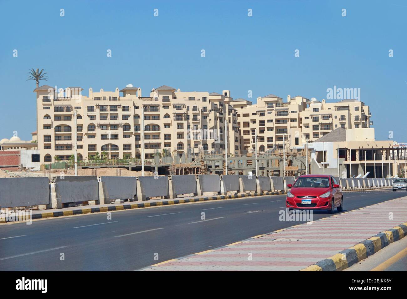 Panorama de la ciudad con coches de calle sobre edificios en Hurghada. Ciudad moderna con los coches en la autopista. El transporte y el tráfico en la autopista de la ciudad de Hurghada. Foto de stock