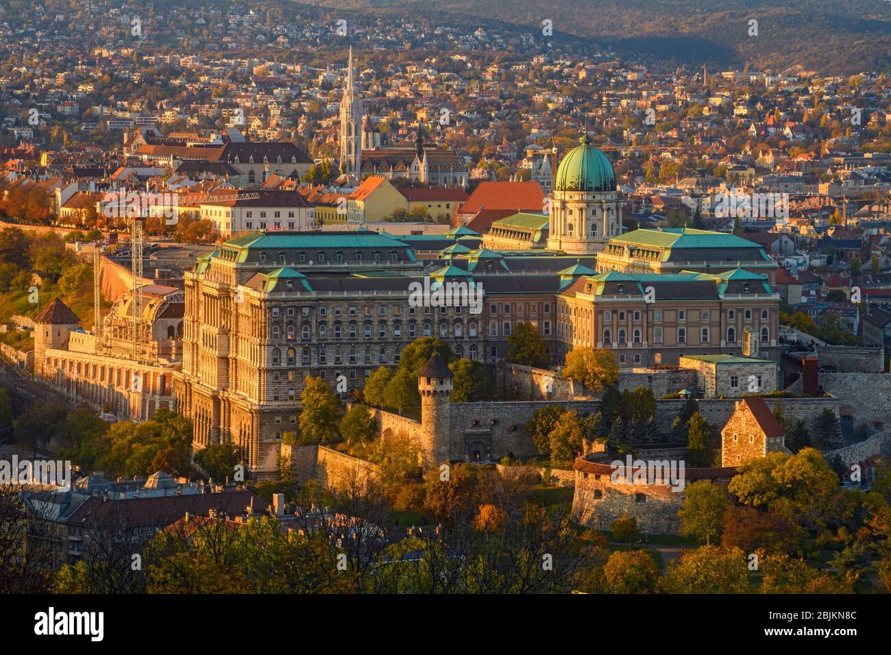 Vistas de Budapest desde el Castillo Citadella-Buda y edificios circundantes, Budapest, Hungría Central. Foto de stock