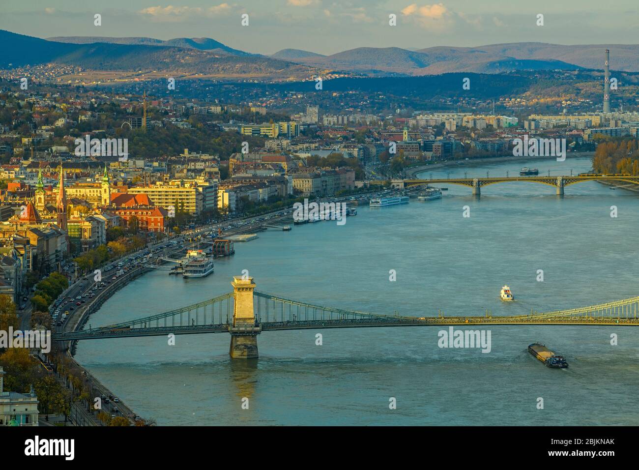 Vistas de Budapest desde el río Citadella- Danubio con puentes, Budapest, Hungría Central, Hungría. Foto de stock