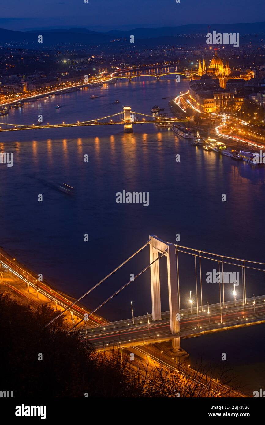 Vistas de Budapest desde la Citadella- Danubio y sus puentes por la noche, Budapest, Hungría Central, Hungría. Foto de stock