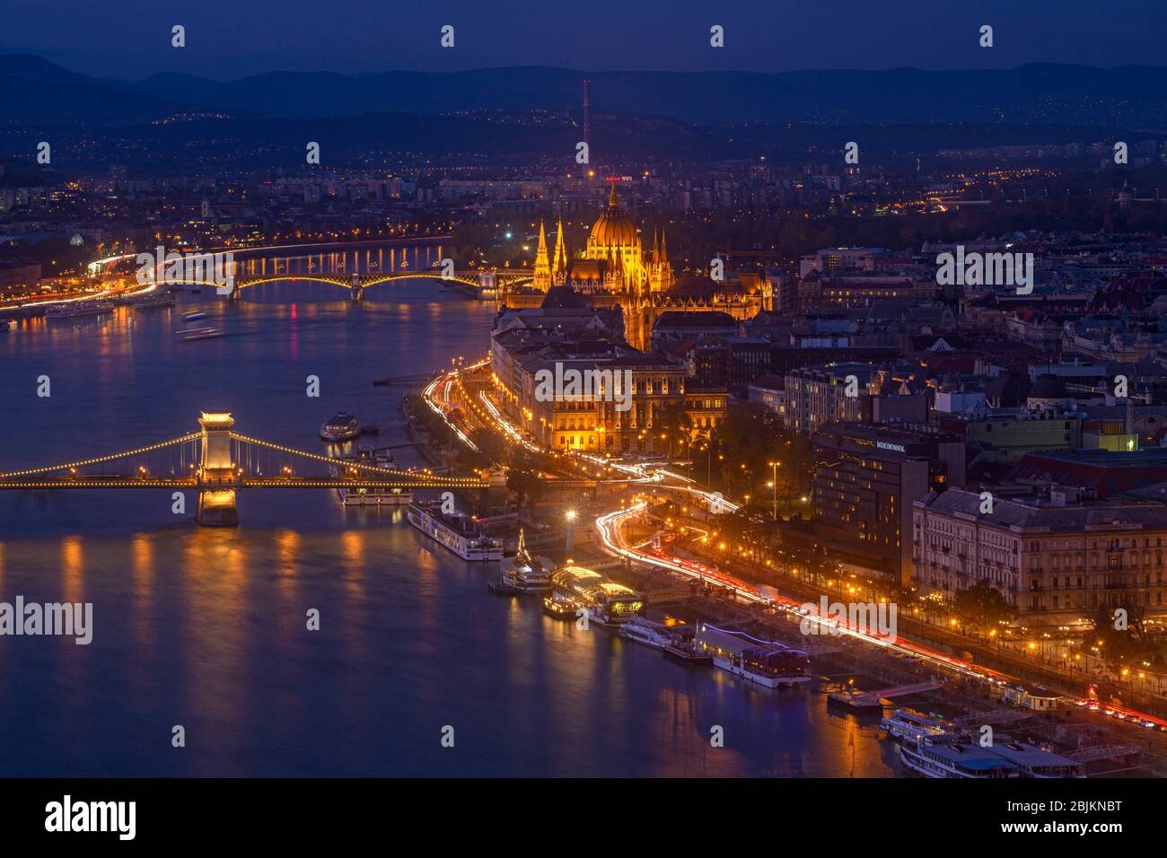 Vistas de Budapest desde la Citadella- Danubio y sus puentes por la noche, Budapest, Hungría Central, Hungría. Foto de stock
