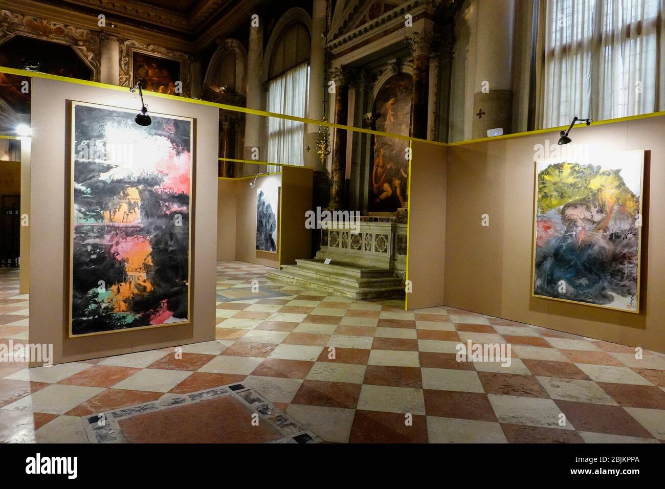 Interior de la Basílica de Santi Giovanni e Paolo, en el barrio de Castello, Venecia, Italia. Pinturas expuestas durante la Bienal de Venecia de 2019. Foto de stock