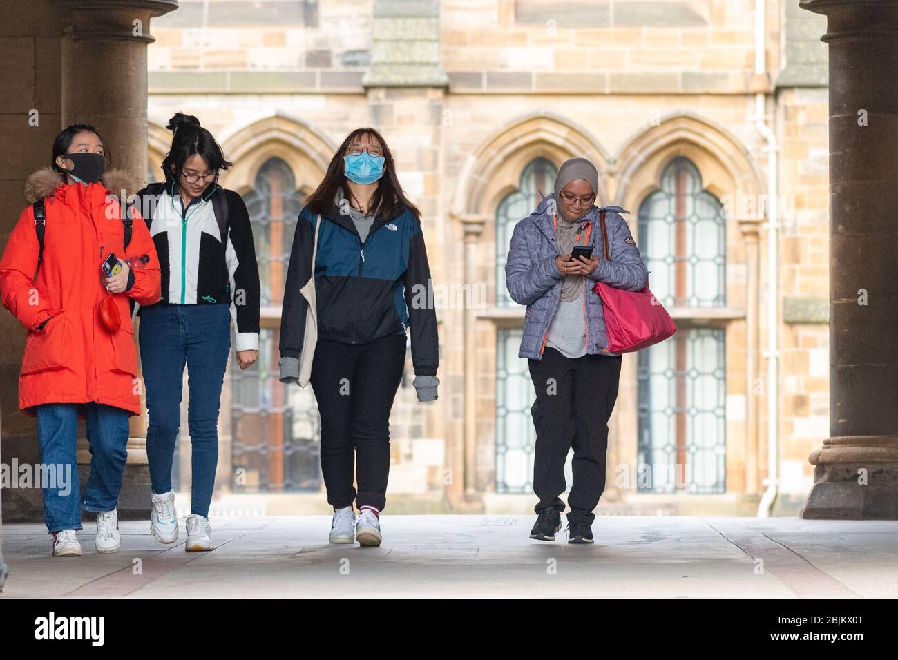 Estudiantes universitarios de Glasgow que usan máscaras faciales durante la pandemia del coronavirus, Escocia, Reino Unido Foto de stock