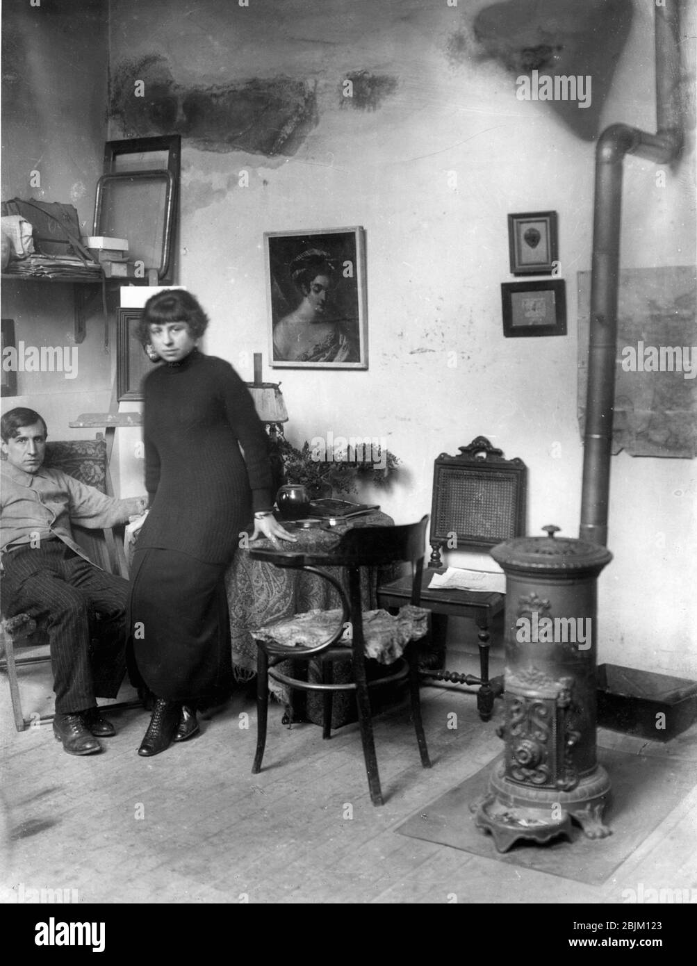 Magali Gargallo y Pablo Gargallo, 1913 años, en 45 rue Blomet en París Foto de stock
