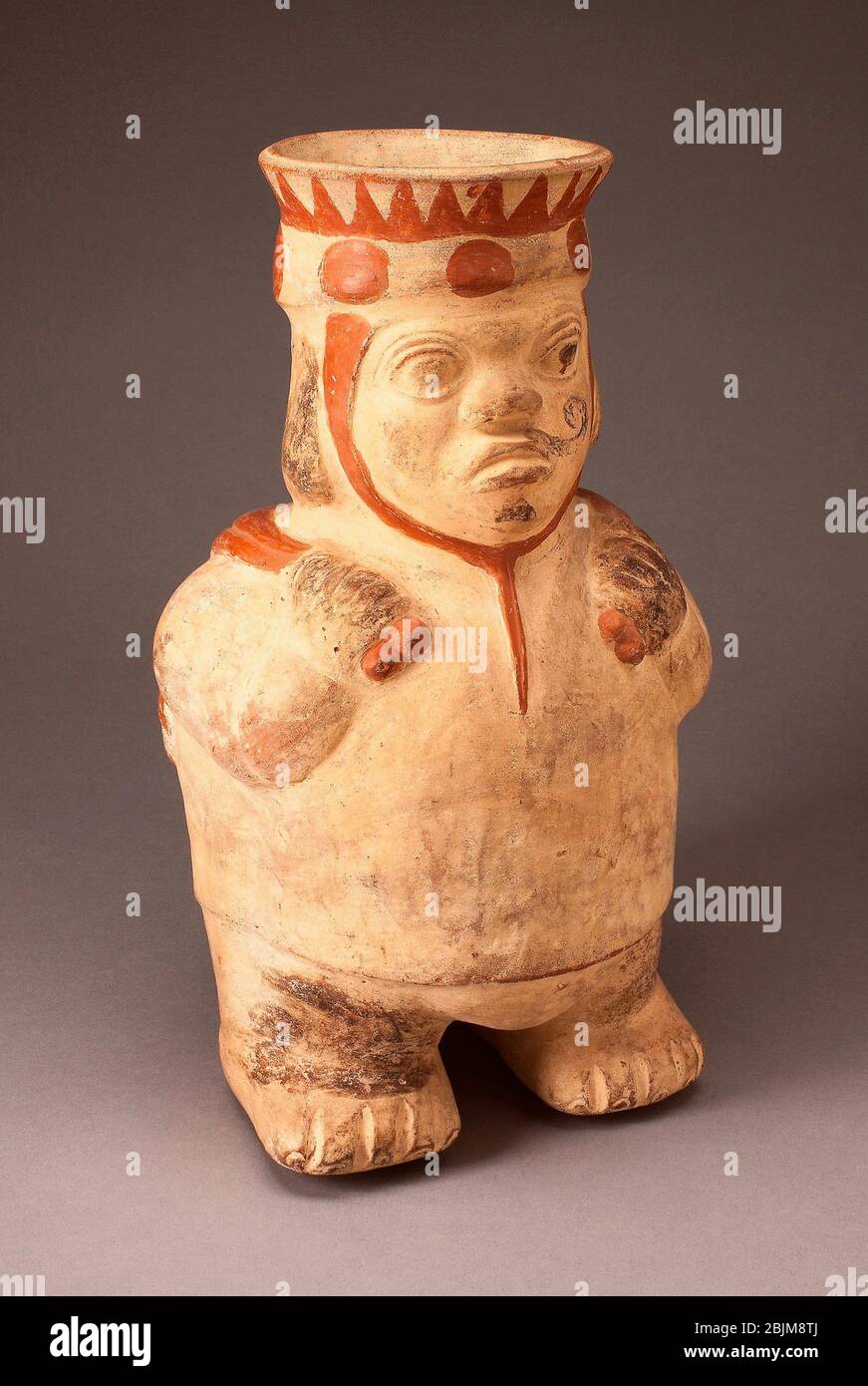 Autor: Moche. Un jar efigie representando un enano llevando un Puma - 100  A.C./D.C. 500 - Moche Costa Norte, Perú. Cerámica y pigmento. 180 AC'500  AD. Norte Fotografía de stock - Alamy