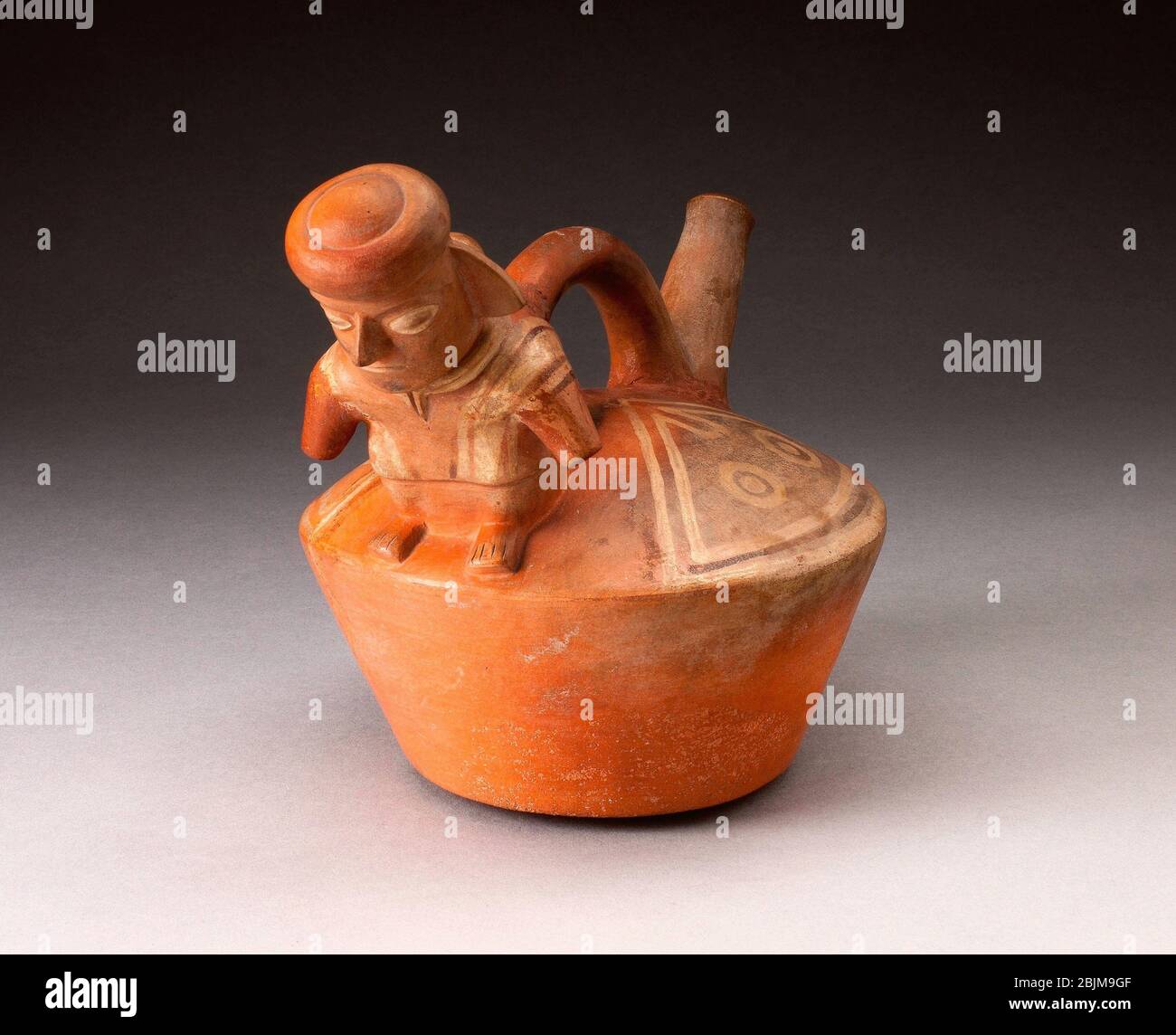 Autor: Moche. Vaso con una sola espoutada con figura esculpida unida al mango - 100 A.C./d.c. 500 - Moche Costa Norte, Perú. Cerámica y pigmento. Foto de stock