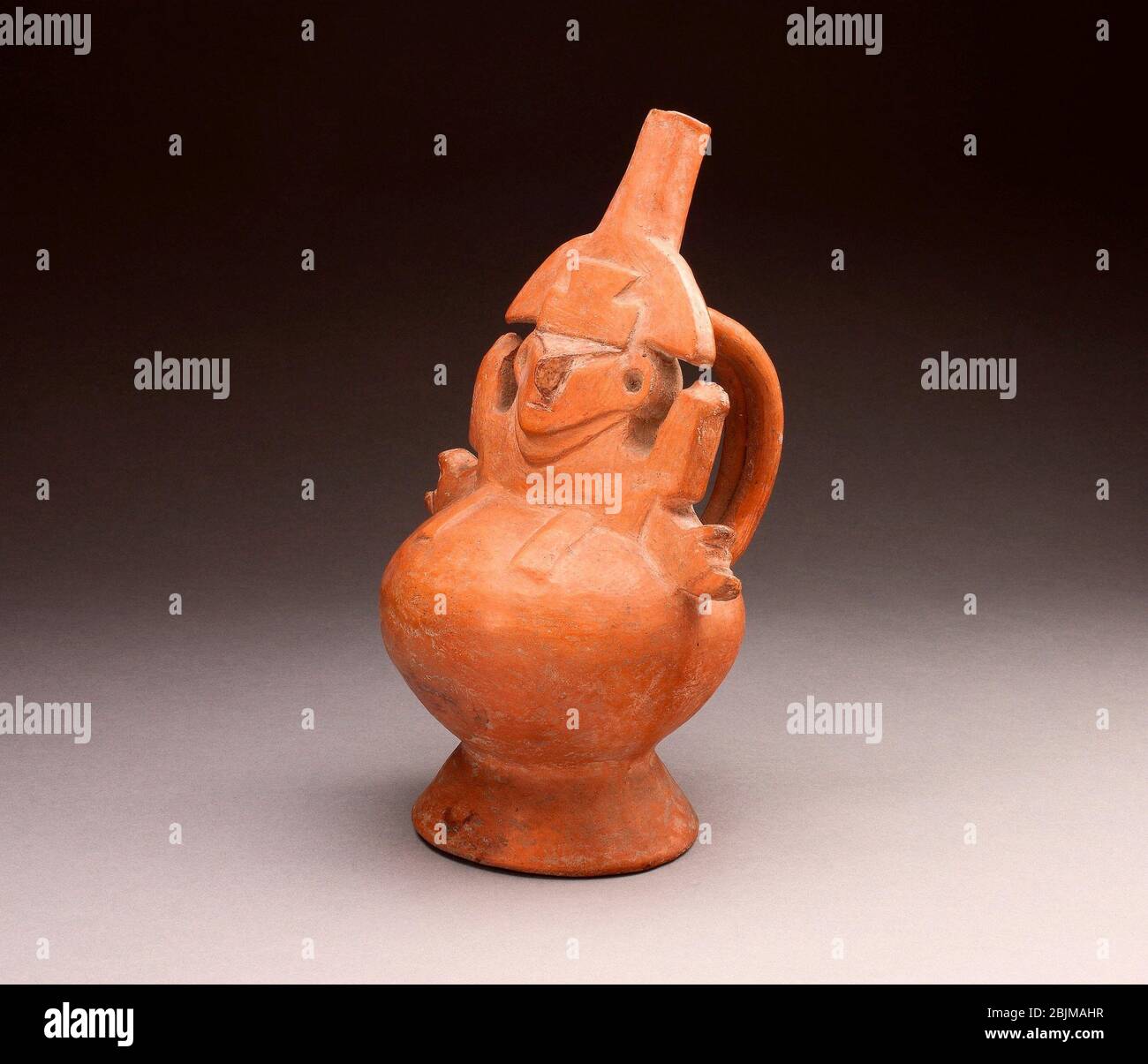 Autor: Lambayeque. Vaso de un vaso con boquilla con Figura abstracta moldeada - 1000/1476 d.C. - Costa norte de Lambayeque, Perú. Cerámica y pigmento. 1000'1476. Foto de stock