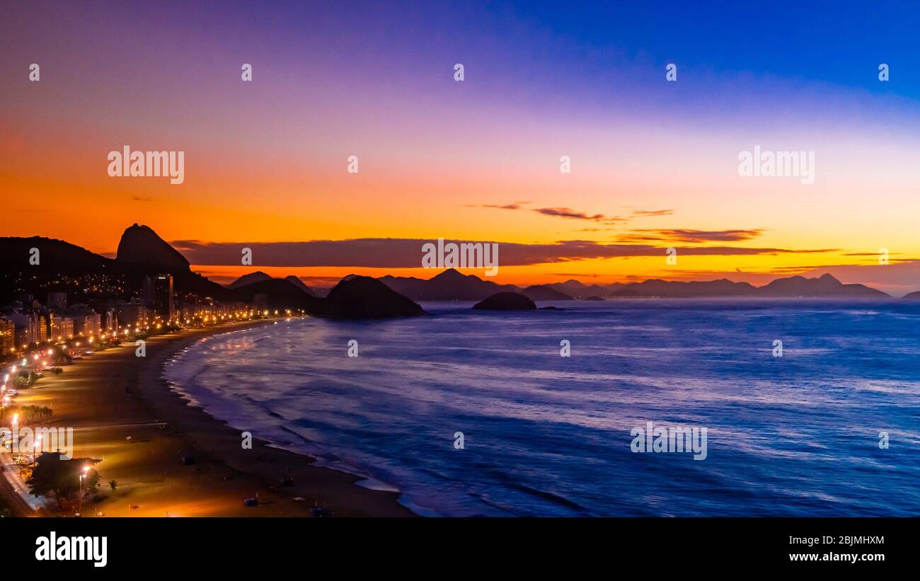 Vista general de la Avenida Atlantica y de la Playa de Copacabana, con la Montaña Sugarloaf en el fondo, Río de Janeiro, Brasil. Foto de stock