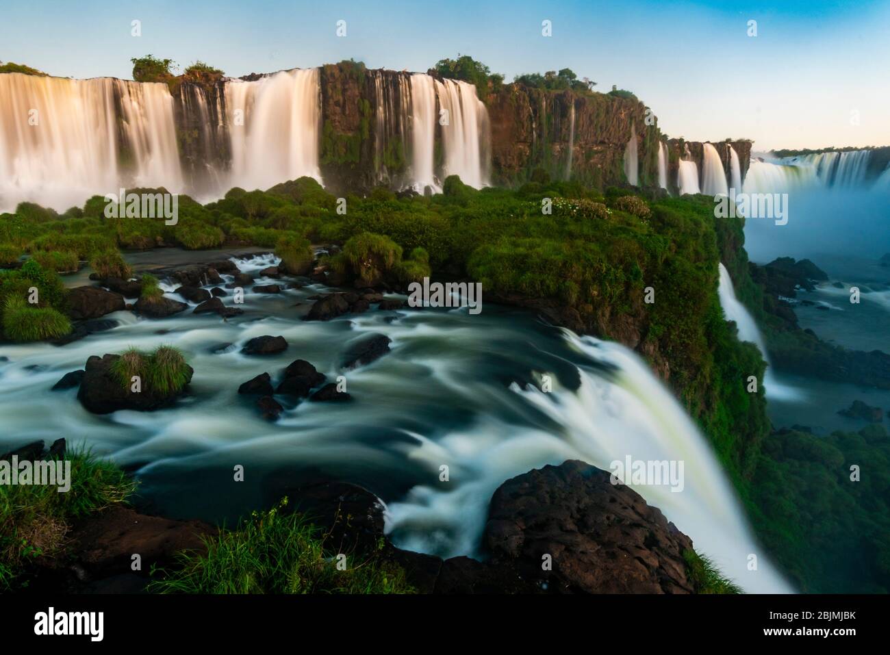 Cataratas del Iguazú (Iguazú en portugués), en la frontera de Brasil y Argentina. Es una de las nuevas 7 Maravillas de la naturaleza y es Patrimonio de la Humanidad por la UNESCO Foto de stock