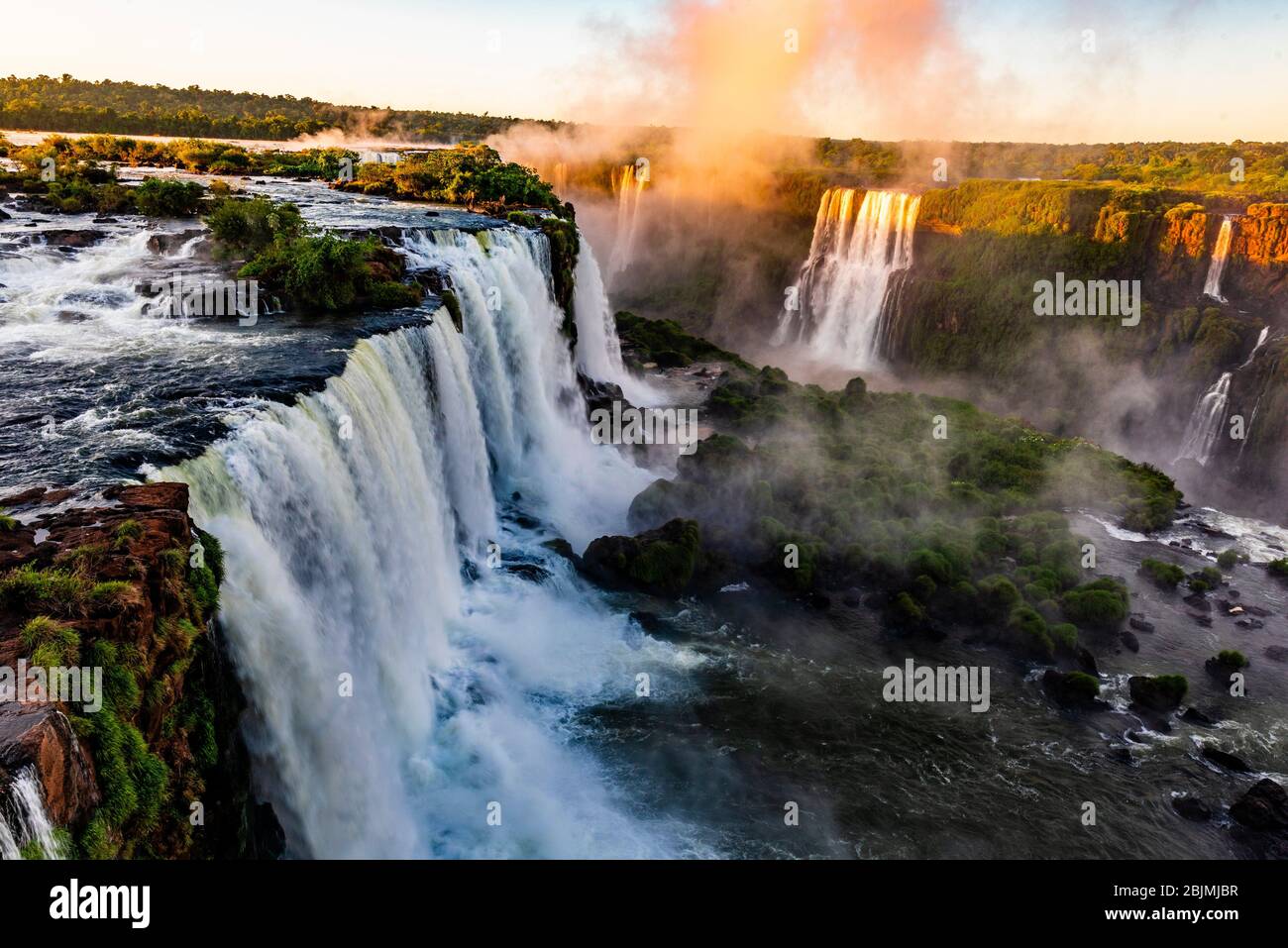 Cataratas del Iguazú (Iguazú en portugués), en la frontera de Brasil y Argentina. Es una de las nuevas 7 Maravillas de la naturaleza y es Patrimonio de la Humanidad por la UNESCO Foto de stock