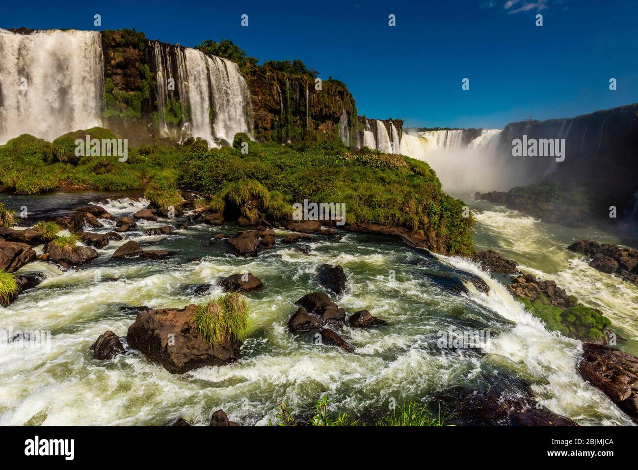 Cataratas del Iguazú (Iguazú en portugués), en la frontera de Brasil y Argentina. Es una de las nuevas 7 Maravillas de la naturaleza y es Patrimonio de la Humanidad por la UNESCO Foto de stock