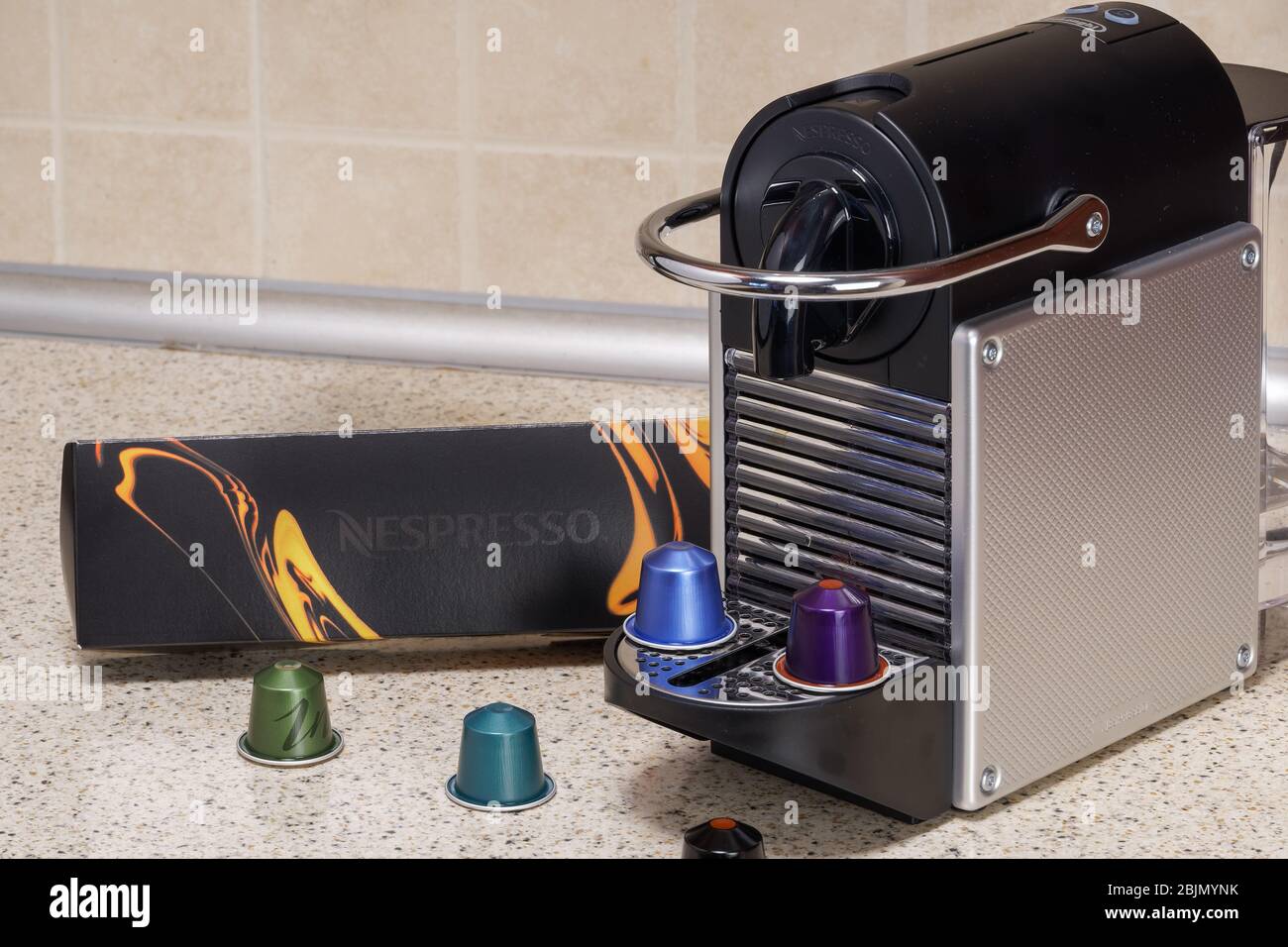 Máquina Nespresso Automática Para Crear Espresso Con Cápsulas De Aluminio.  Imagen editorial - Imagen de equipo, desayuno: 181154215