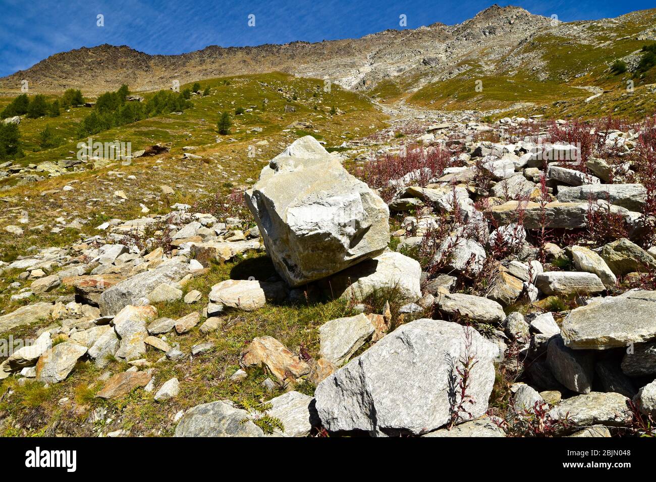 Deslizamientos de rocas en las regiones montañosas suizas Foto de stock