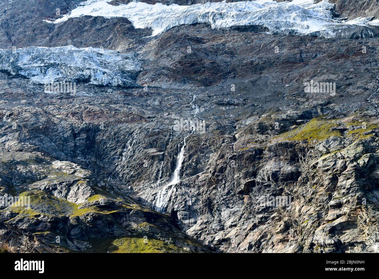 Fusión intensiva de glaciares como resultado del calentamiento global. Foto de stock