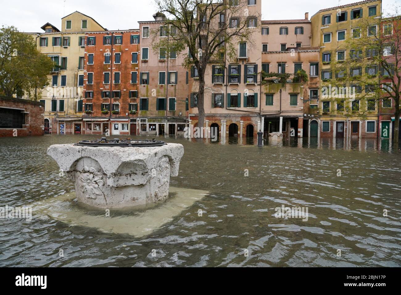 Marea alta en Venecia, plaza Ghetto, noviembre de 2019, Venecia, Italia, Europa Foto de stock