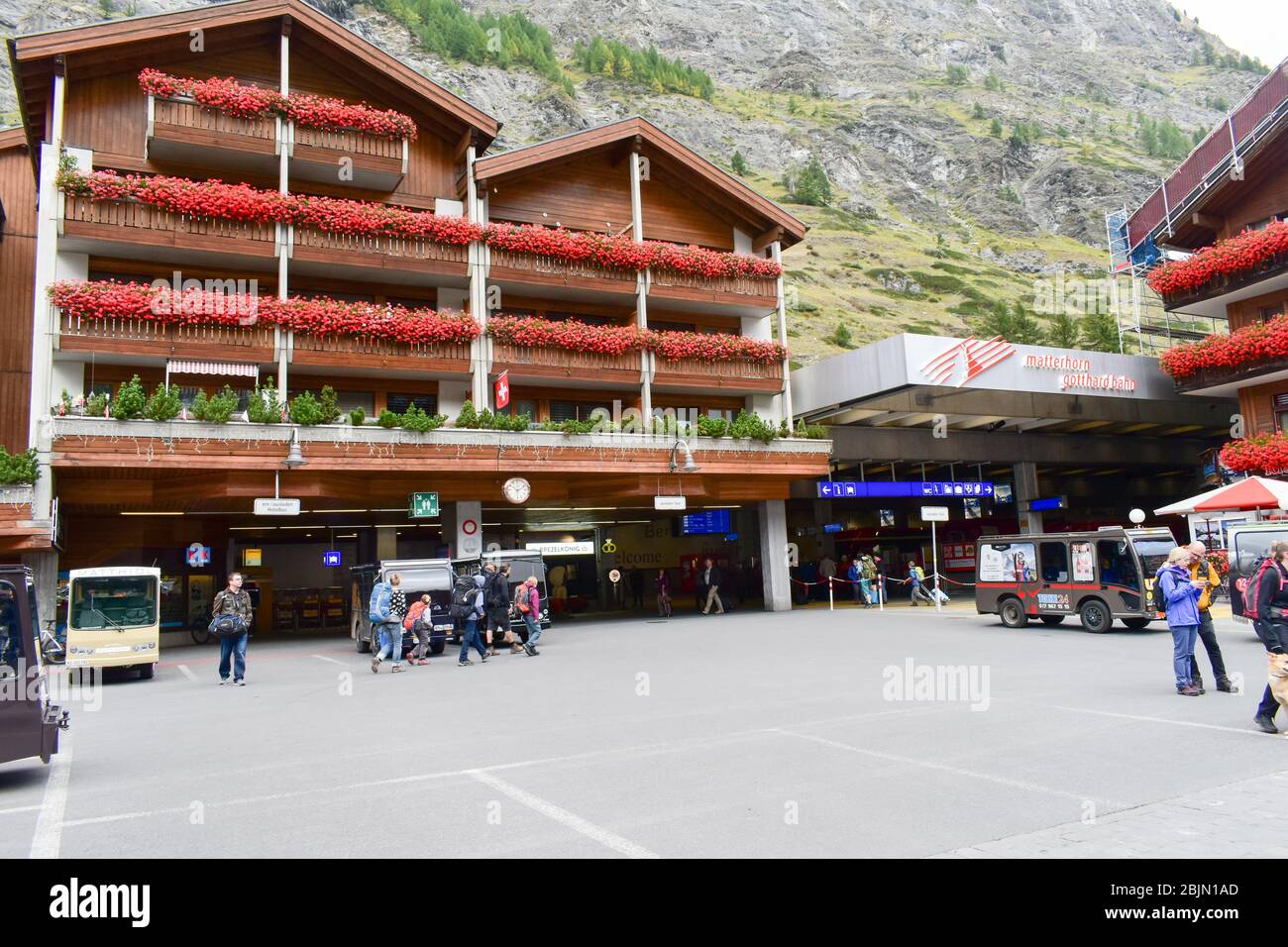Zermatt, Suiza - 28 de septiembre de 2019: Estación de tren en Zermatt. Foto de stock