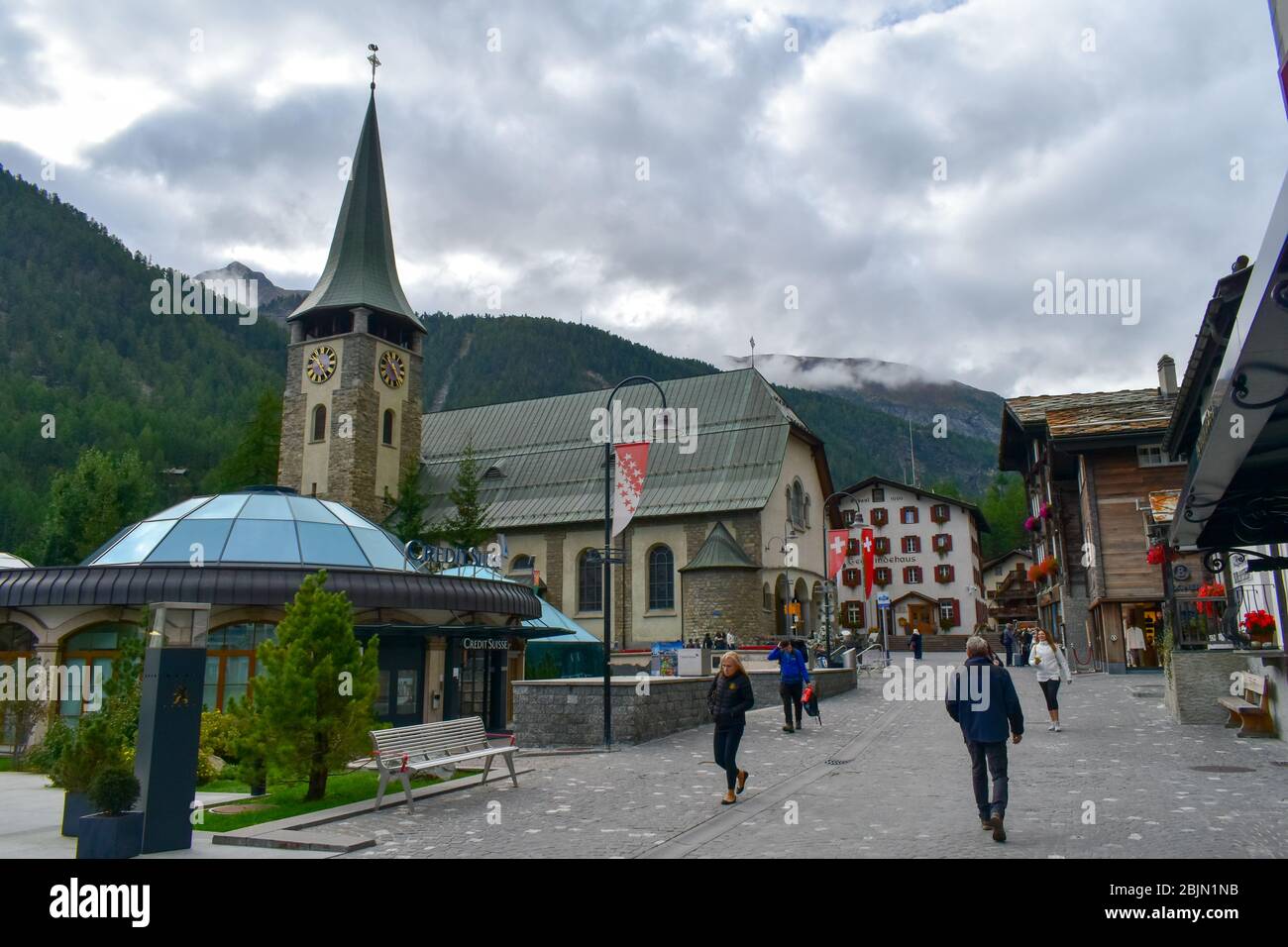 Zermatt, Suiza - 28 de septiembre de 2019: Estación de montaña en los Alpes suizos. Calles llenas de Zermatt. Foto de stock