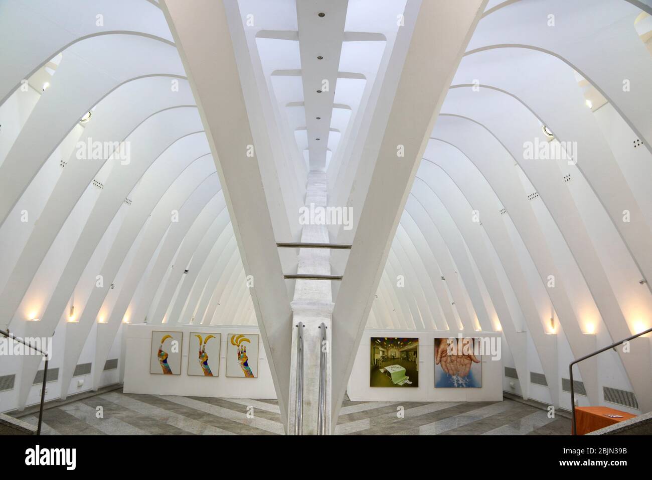 Sala polivalente Llotja de St Jordi diseñada por el prestigioso arquitecto  Santiago Calatrava en Alcoy, provincia de Alicante, España Fotografía de  stock - Alamy