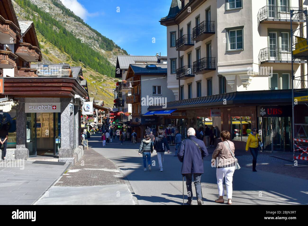 Zermatt, Suiza - 28 de septiembre de 2019: Estación de montaña en los Alpes suizos. Calles llenas de Zermatt. Foto de stock