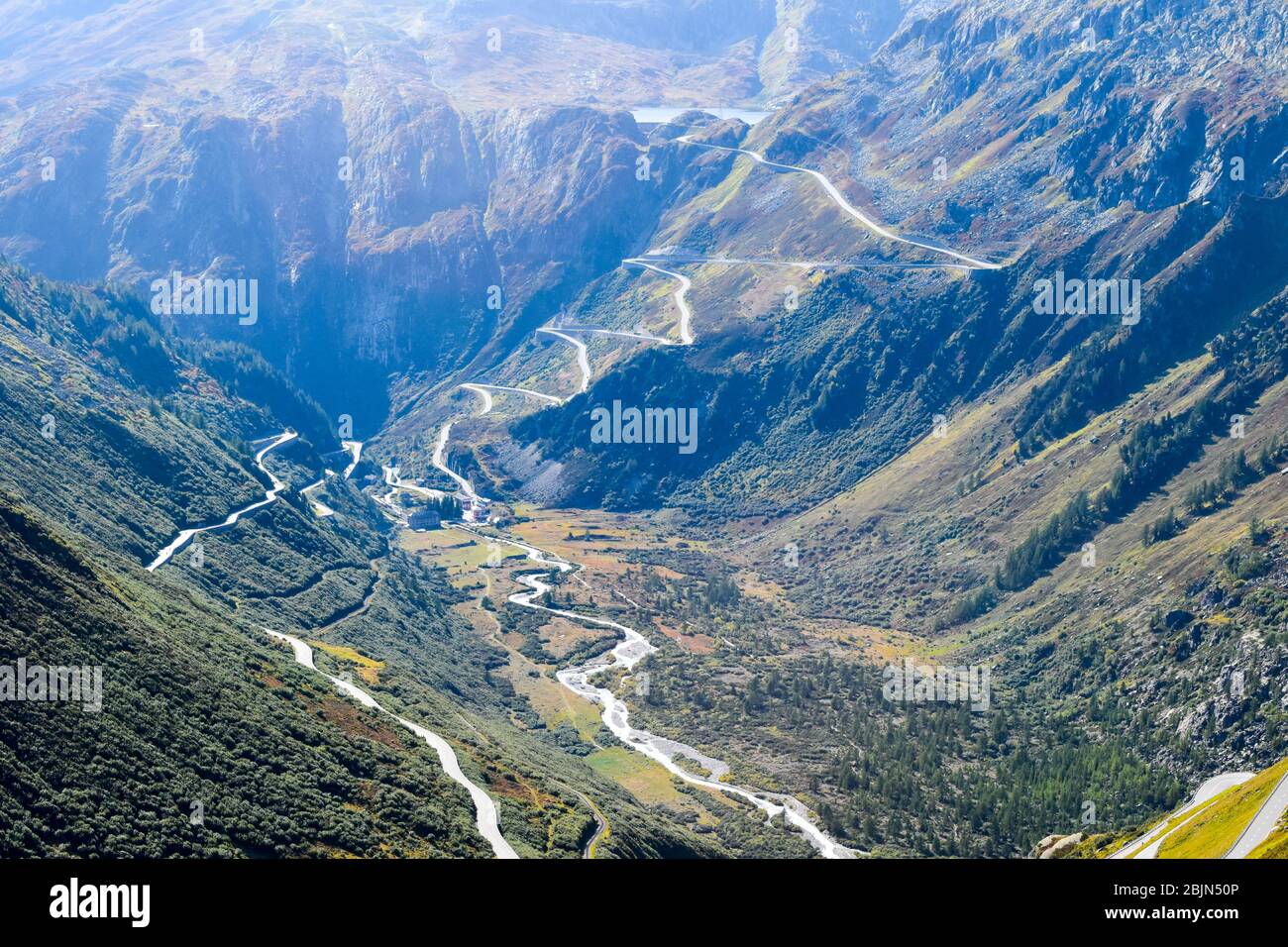 Carretera de montaña por el paso Furka en los Alpes, Suiza. Foto de stock