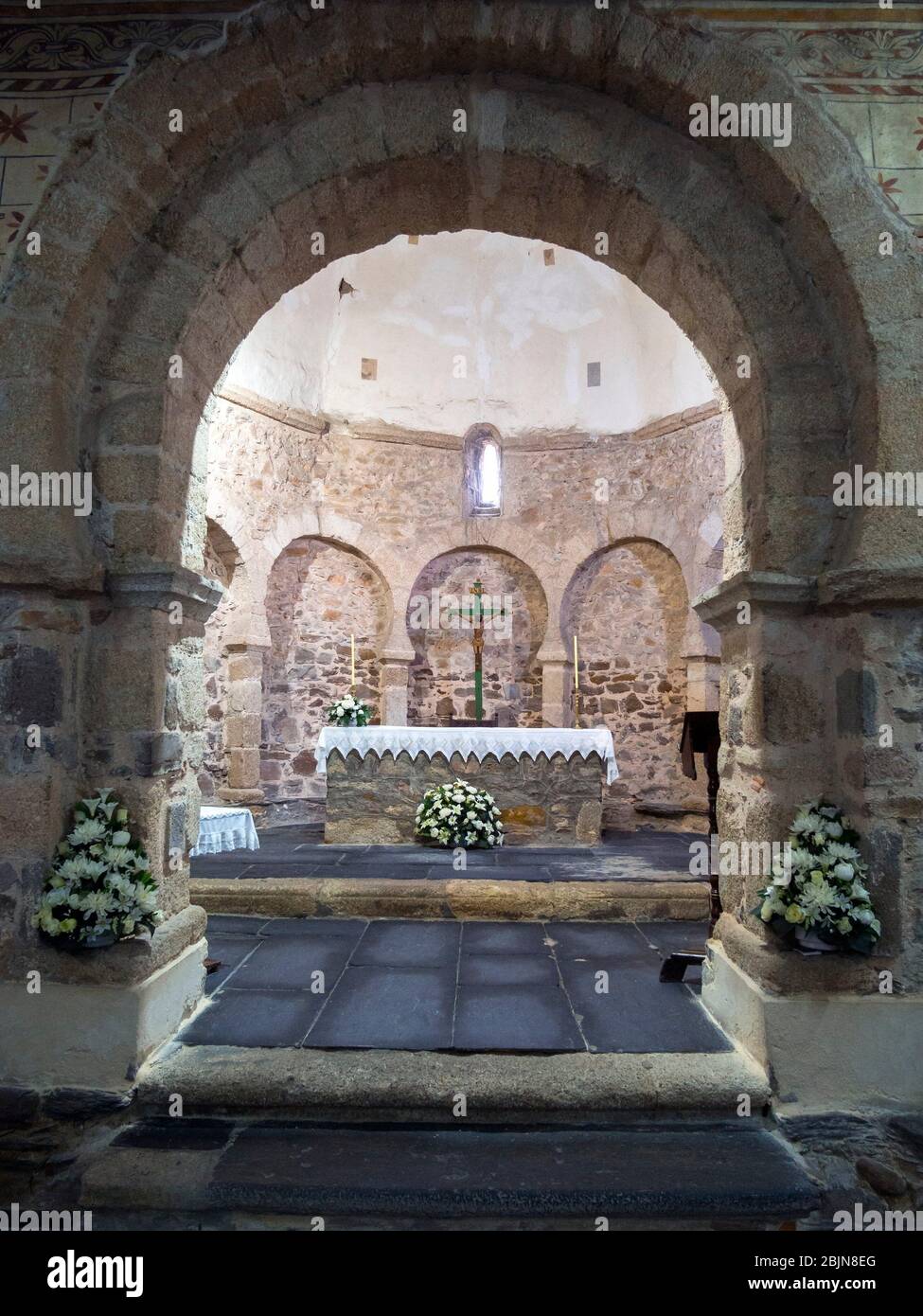Iglesia mozárabe de Santo Tomás de las Ollas junto a Ponferrada. León.  Castilla León. España Fotografía de stock - Alamy