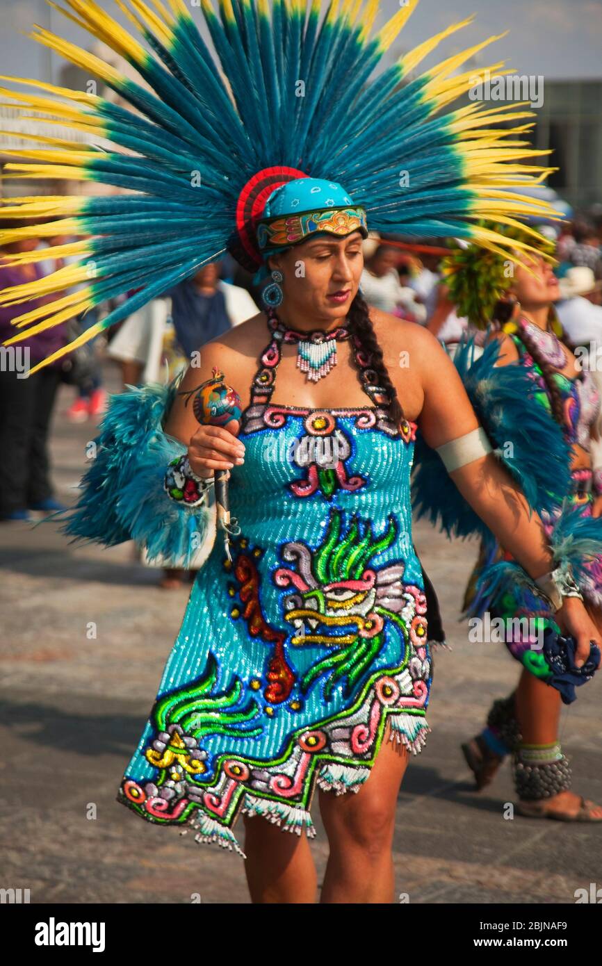 Bailarina indígena con trajes tradicionales durante el Festival Virgen de Guadalupe cerca de la Basílica Guadalupe en la Ciudad de México, México, Centroamérica Fotografía de stock - Alamy Bailarina indígena con trajes tradicionales durante el Festival Virgen de Guadalupe cerca de la Basílica Guadalupe en la Ciudad de México, México, Centroamérica Fotografía de stock - Alamy