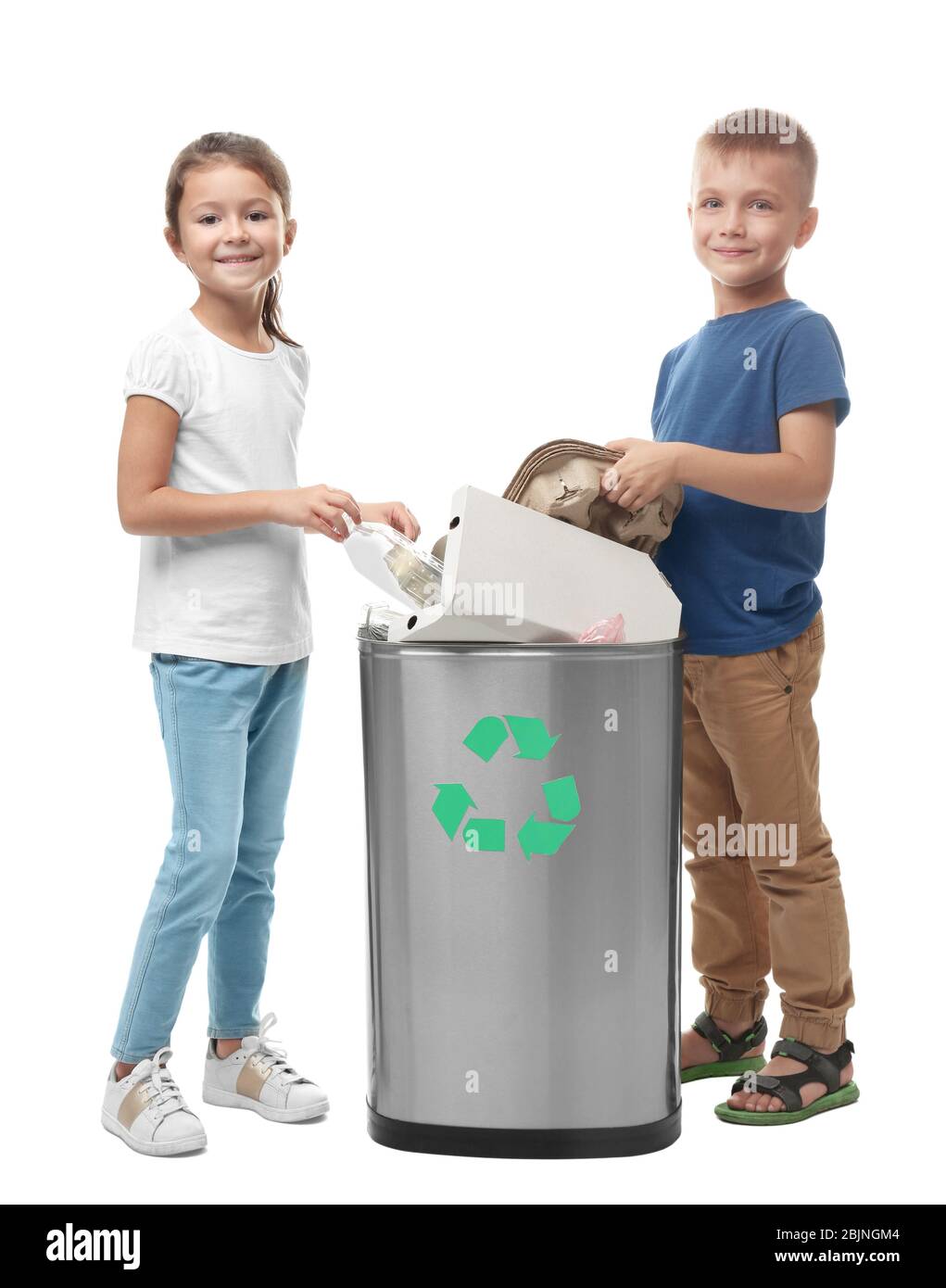 Niños pequeños arrojando basura en el basurero de basura sobre fondo  blanco. Concepto de reciclaje Fotografía de stock - Alamy