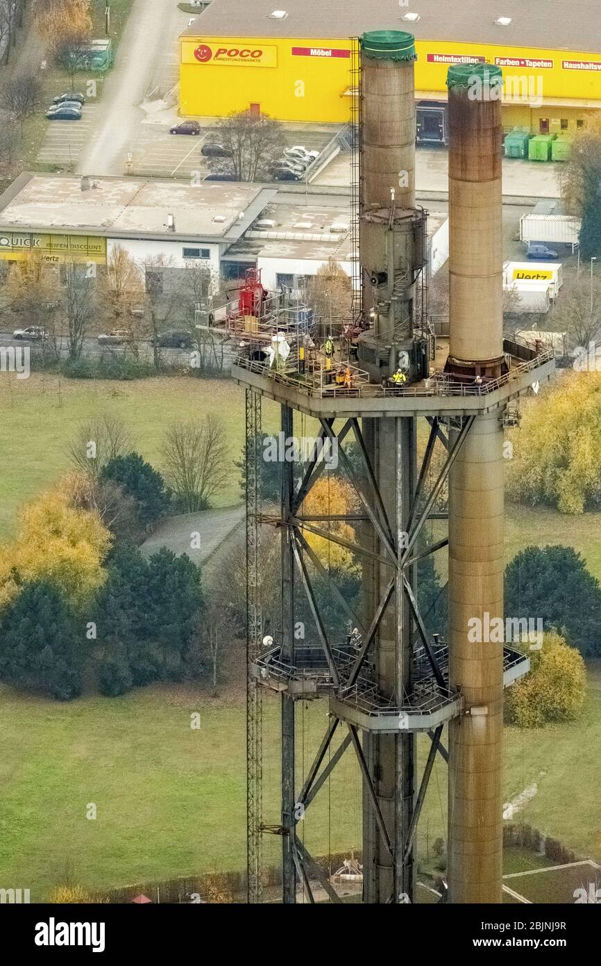 Trabajos de demolición chimeneas industriales DE STADTWERKE DUISBURG en Charlottenstrasse en el distrito de Altstadt, 23.11.2016, vista aérea, Alemania, Renania del Norte-Westfalia, Ruhr Area, Duisburg Foto de stock