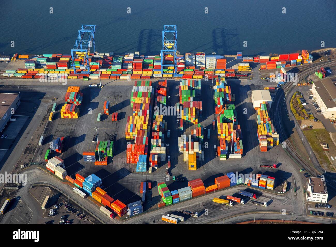 Terminal de contenedores en el puerto interior del puerto Rhein-Ruhr Terminal Gesellschaft fuer Container- und Gueterumschlag mbH Richard-Seiffert-Strasse en Duisburg-Wanheim-, 26.01.2017, vista aérea, Alemania, Renania del Norte-Westfalia, Ruhr Area, Duisburg Foto de stock