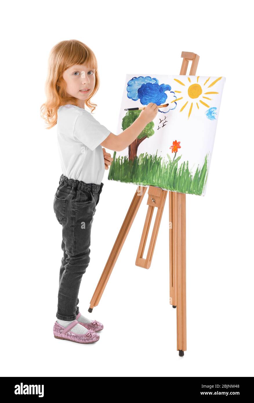 Pintura de niño pequeño en caballete dibujo de personaje de niña negra en  estudio de artista o taller de arte crear imágenes en lienzo