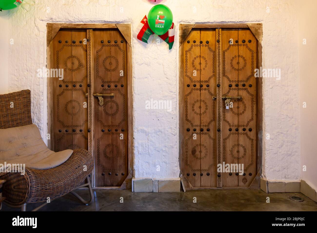 Puertas de madera tallada decoradas con globos para la celebración del día  Nacional de Omán Fotografía de stock - Alamy