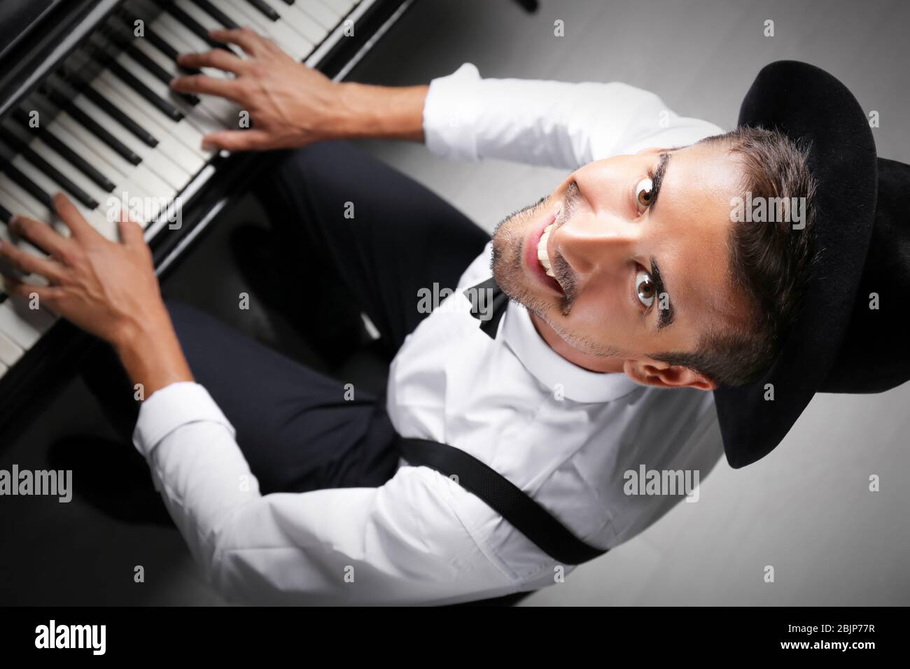 Joven tocando piano, vista superior Fotografía de stock - Alamy