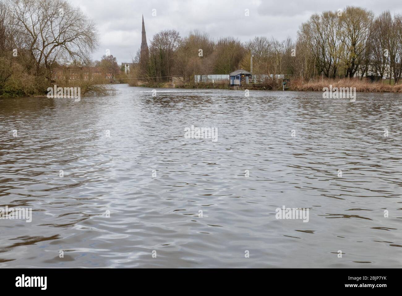 Bowley Weir en Warrington superó durante una marea inusualmente alta, con un fuerte flujo ascendente que se desarrolla durante una hora o así antes de que los niveles caigan de nuevo Foto de stock