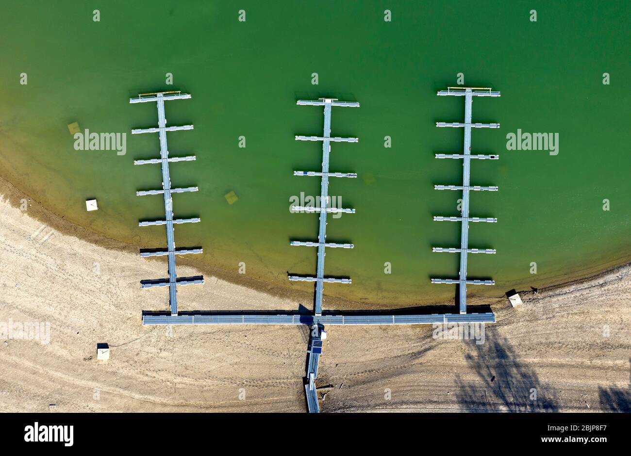 Vista superior de un escenario de aterrizaje huérfano en forma de horquilla para barcos en un lago, Lago Gruyère, Lac de la Gruyere, Rossens, Cantón de Friborg, Suiza Foto de stock