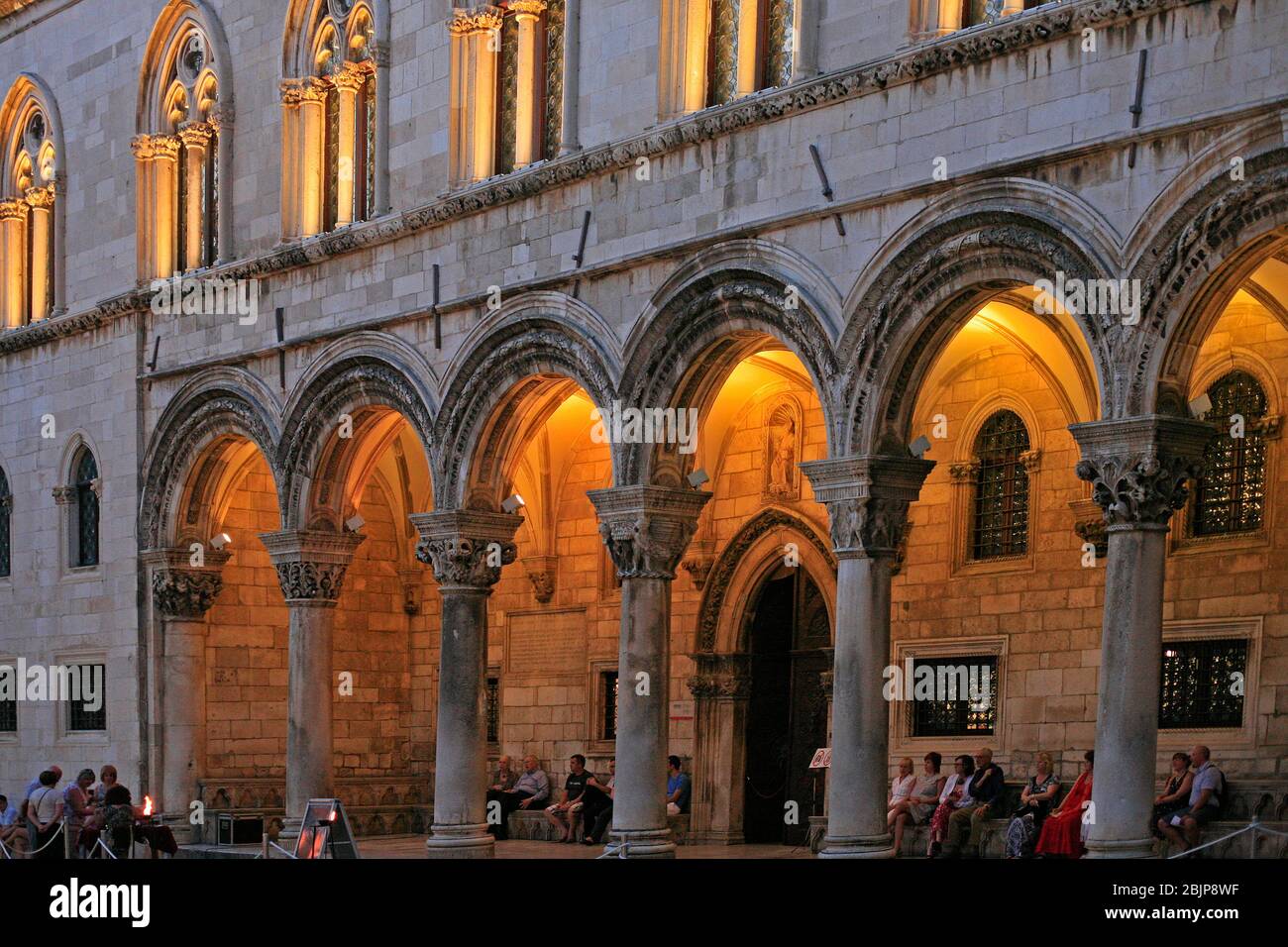 El Palacio de los Rectores era el corazón administrativo de la República de Dubrovnik. Construido en estilo gótico, con las reconstrucciones barroco y renacentista. Foto de stock