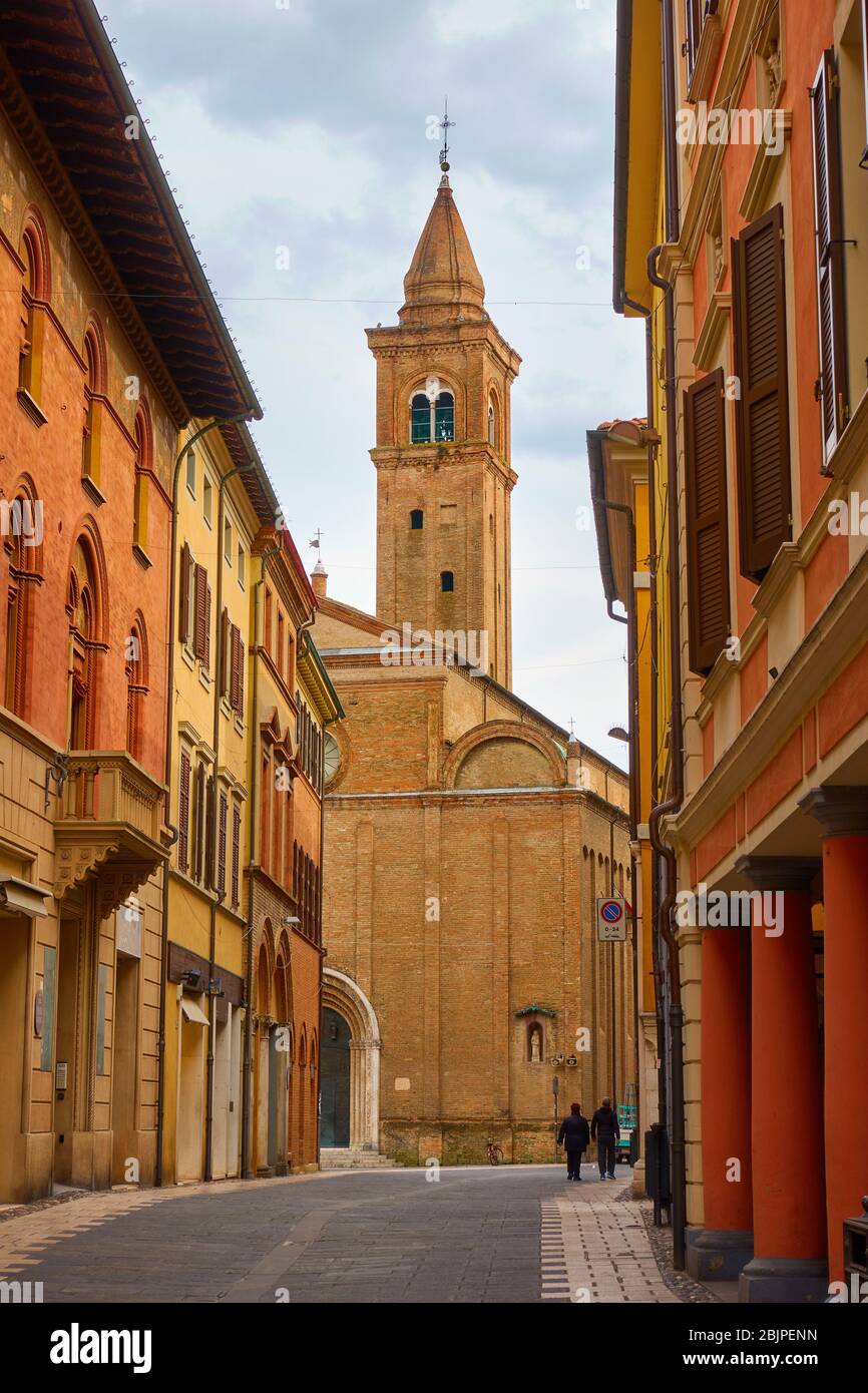 Calle medieval con iglesia en el casco antiguo de Cesena, Emilia-Romagna, Italia - paisaje urbano italiano Foto de stock