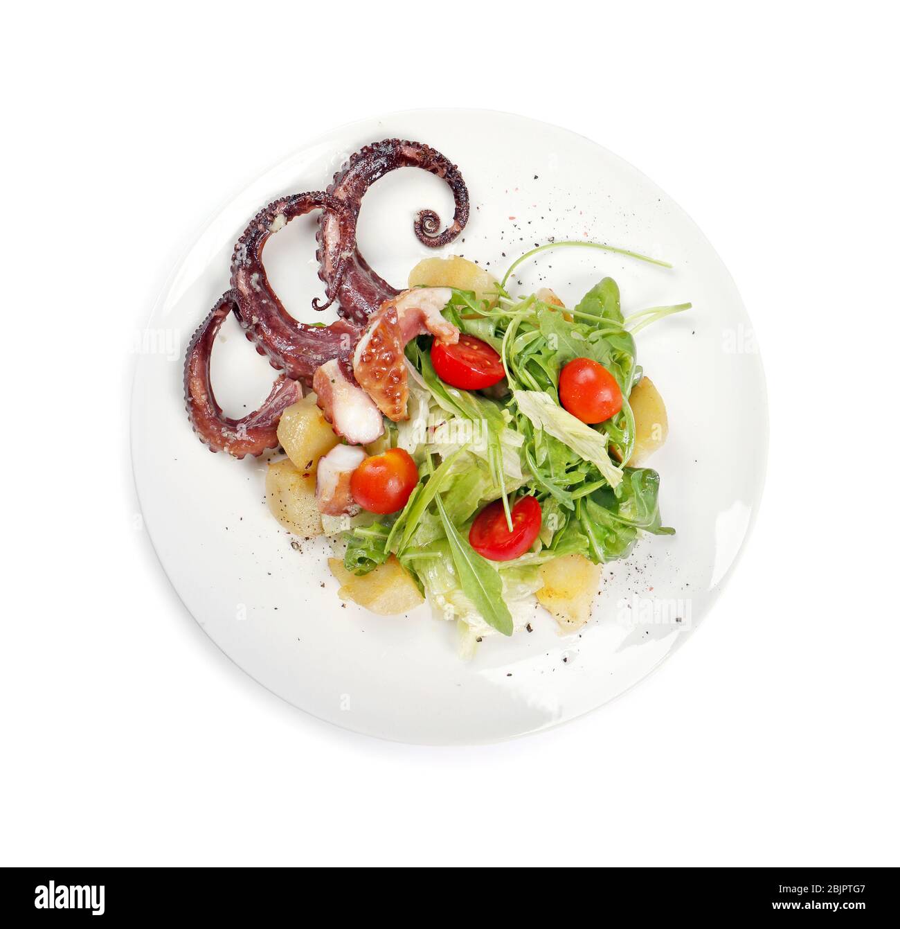Plato de sabrosa ensalada caliente con pulpo sobre fondo blanco, vista superior Foto de stock