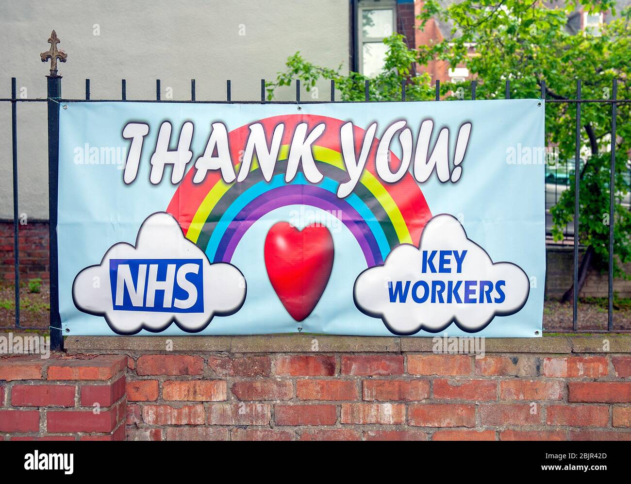 Vida bajo coronavirus Covid-19 bloqueo pandémico: Cartel de banner de NHS Heroes mostrando amor Foto de stock