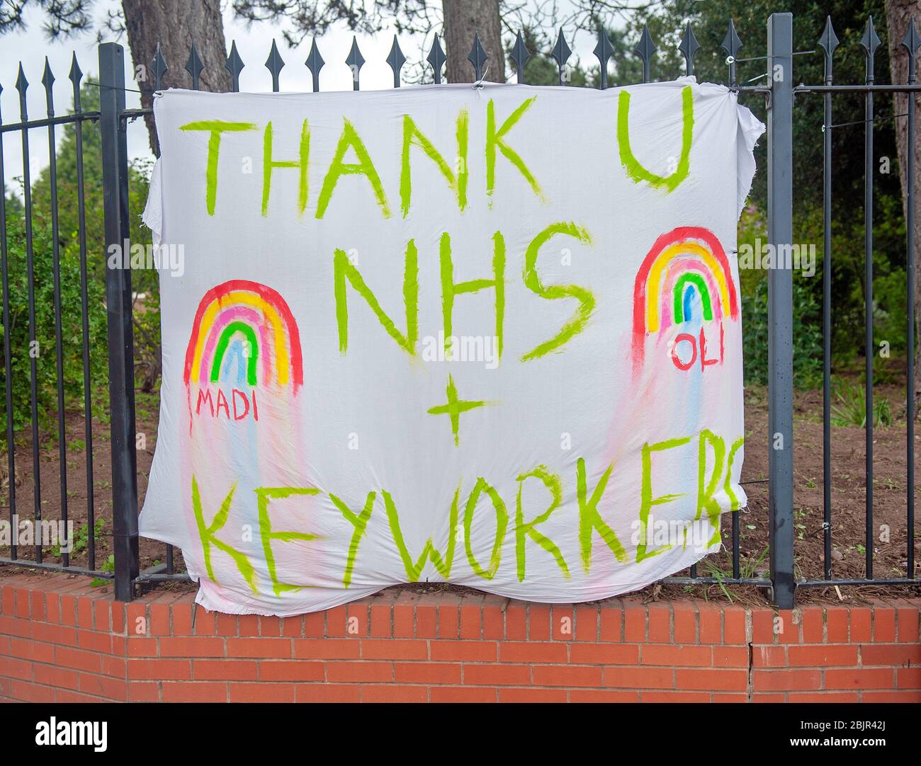 Vida bajo coronavirus Covid-19 bloqueo pandémico: Cartel de banner de NHS Heroes mostrando amor Foto de stock