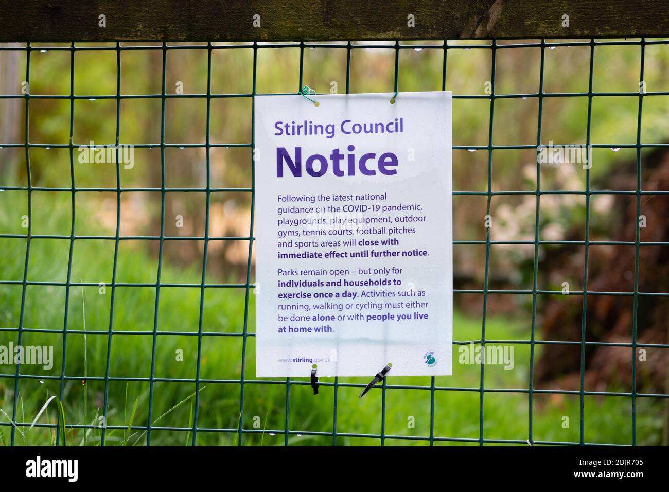 Parques abiertos sólo para ejercicio, instalaciones al aire libre como parques infantiles, equipo de juegos cerrado aviso de información Killearn, Stirling, Escocia, Reino Unido Foto de stock