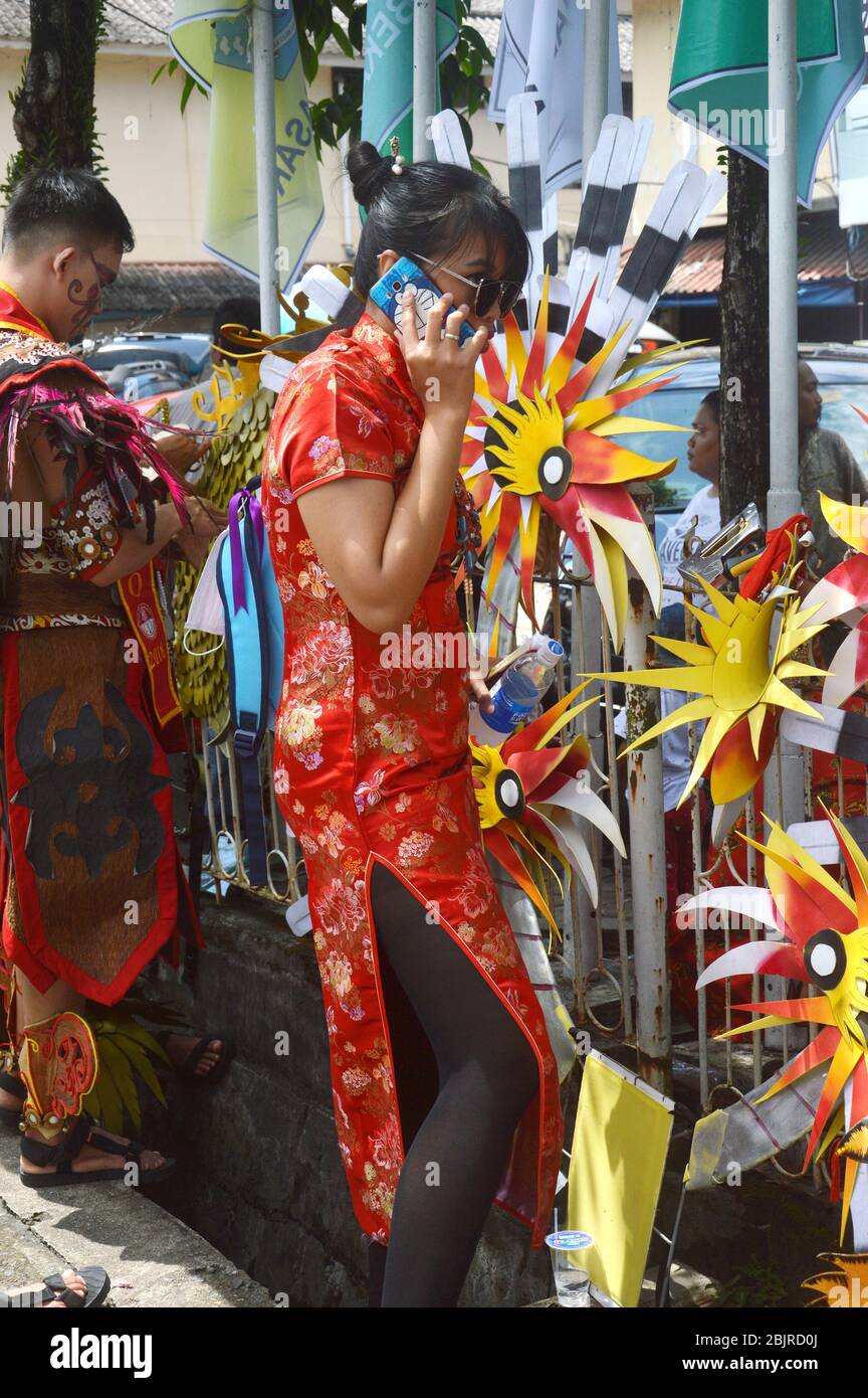TARAKAN - INDONESIA, 25 de julio de 2018 : Singkawang City joven mujer  vestida con ropa tradicional China Fotografía de stock - Alamy