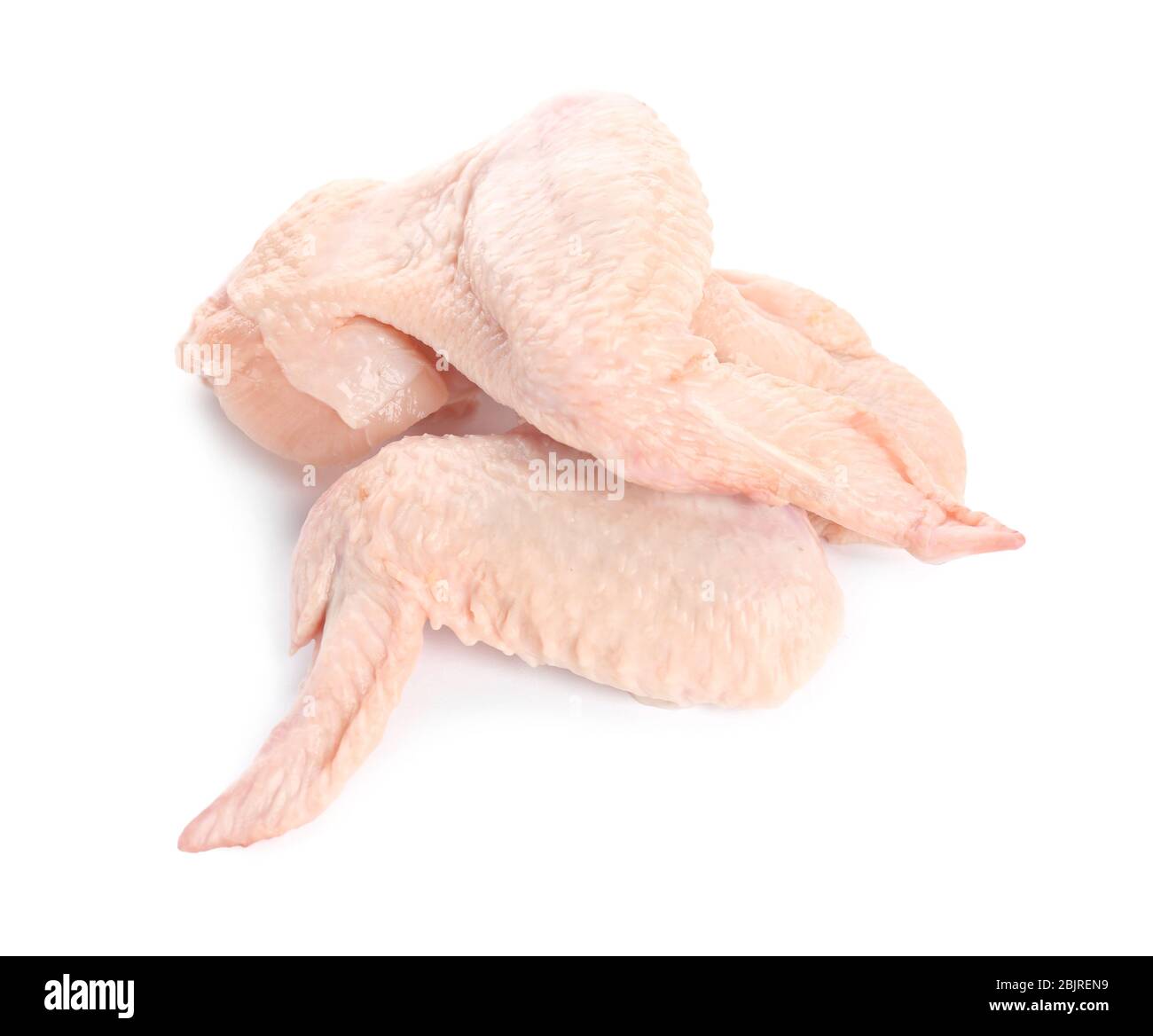 Alas de pollo cruda sobre fondo blanco Fotografía de stock - Alamy