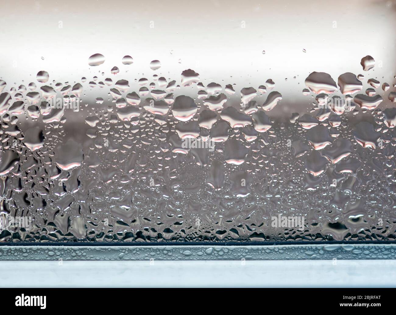 Enfoque selectivo en la condensación de agua en el cristal de la ventana. Humedad en la casa. Humedad doméstica. Foto de stock